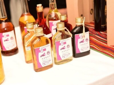 Ko povezuje opančarstvo, izradu narodnih nošnji, poljoprivredu i pripremu zimnicu? Ko povezuje opančarstvo, izradu narodnih nošnji, poljoprivredu i pripremu zimnicu?