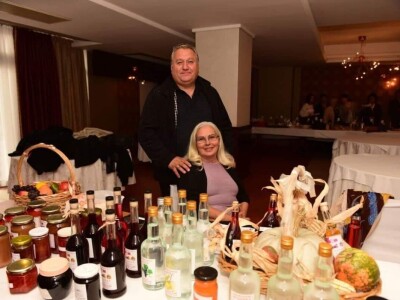 Ko povezuje opančarstvo, izradu narodnih nošnji, poljoprivredu i pripremu zimnicu? Ko povezuje opančarstvo, izradu narodnih nošnji, poljoprivredu i pripremu zimnicu?