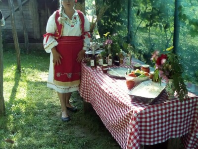 Ko povezuje opančarstvo, izradu narodnih nošnji, poljoprivredu i pripremu zimnicu? Ko povezuje opančarstvo, izradu narodnih nošnji, poljoprivredu i pripremu zimnicu?