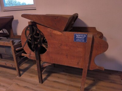 Kod Marinka na imanju od igle do lokomotive