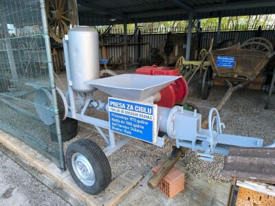 Kod Marinka na imanju od igle do lokomotive