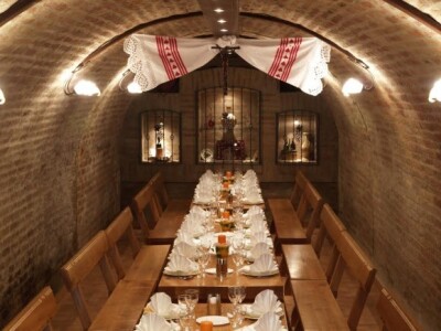 Uz kušaonicu je i restoran smješten u gatoru