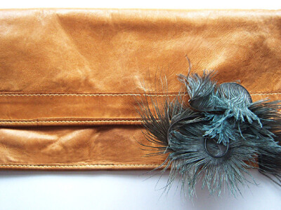 Torba sa detaljem od nojeva perja