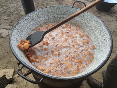 Kolinje 2021. (svinjske polovice, kobasice, čvarci, meso, mast)