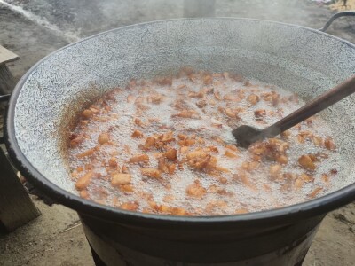 Kolinje 2021. (svinjske polovice, kobasice, čvarci, meso, mast)