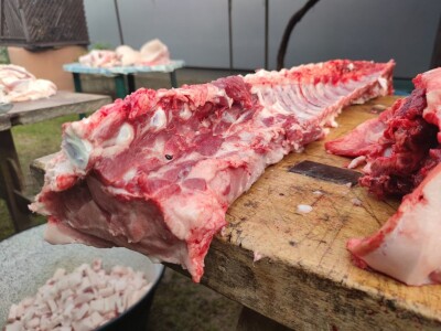 Kolinje 2021. (svinjske polovice, kobasice, čvarci, meso, mast)
