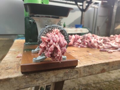 Kolinje 2021. (svinjske polovice, kobasice, čvarci, meso, mast)