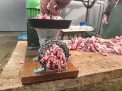 Kolinje 2021. (svinjske polovice, kobasice, čvarci, meso, mast)