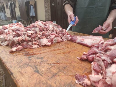 Kolinje 2021. (svinjske polovice, kobasice, čvarci, meso, mast)