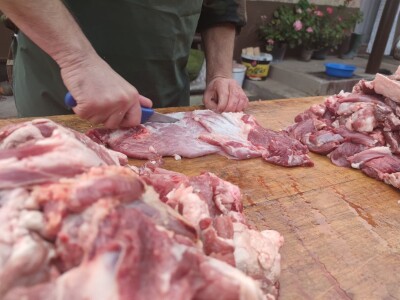 Kolinje 2021. (svinjske polovice, kobasice, čvarci, meso, mast)
