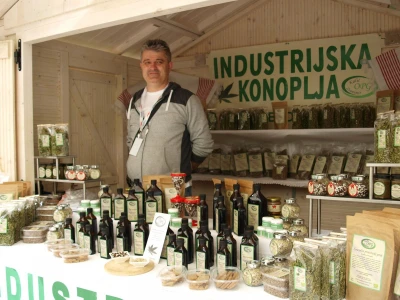 Zdravko Kalić na štandu s proizvodima od konoplje