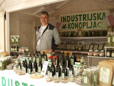 Zdravko Kalić na štandu s proizvodima od konoplje