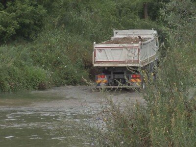 Korito Kolubare nizvodno od grada postalo deponija