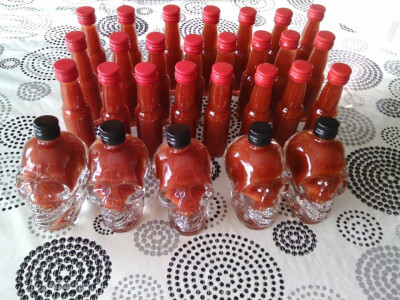 Staklenke u obliku kosturove glave ukazuju da je umak u njima jaaakooo ljut