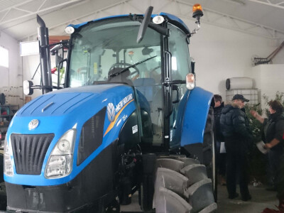 Novi traktor u garaži