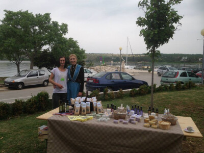 U pravljenu kozmetike sudjeluje Dražen Dežmalj i njegova supruga U pravljenu kozmetike sudjeluje Dražen Dežmalj i njegova supruga