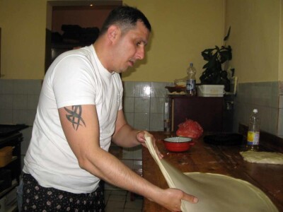 Kragujevac: Bivši osuđenici otvorili pekaru - mese burek i vanilice Kragujevac: Bivši osuđenici otvorili pekaru - mese burek i vanilice