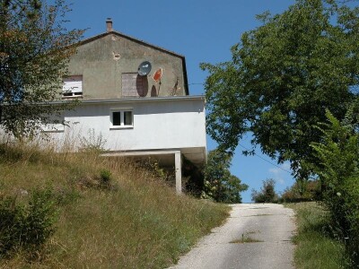 Kuća obitelji Pezelj u Trilju nadomak desne obale Cetine