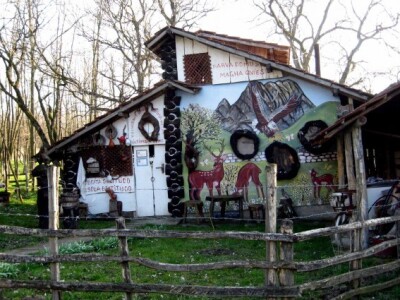 U kompleksu koliba oslikana sa motivima životinja U kompleksu koliba oslikana sa motivima životinja