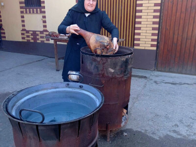 Kuhanje Uskrsne šunke u obitelji Živić iz Sikirevaca