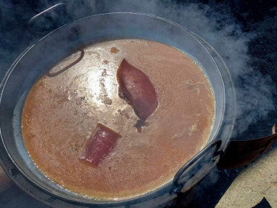 Kuhanje Uskrsne šunke u obitelji Živić iz Sikirevaca