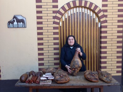 Kuhanje Uskrsne šunke u obitelji Živić iz Sikirevaca