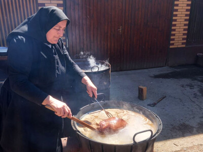 Kuhanje Uskrsne šunke u obitelji Živić iz Sikirevaca