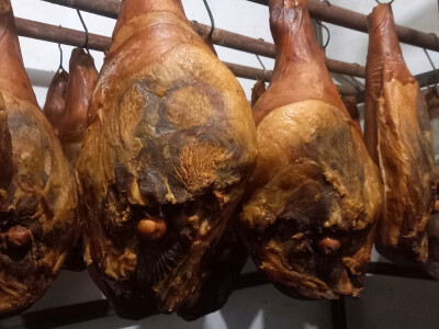 Kuhanje Uskrsne šunke u obitelji Živić iz Sikirevaca