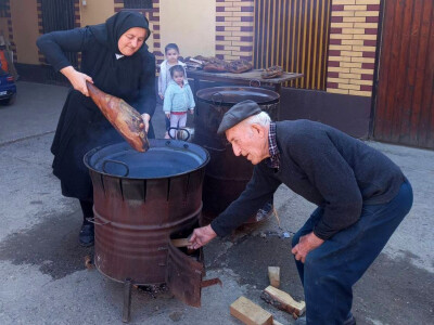 Kuhanje Uskrsne šunke u obitelji Živić iz Sikirevaca
