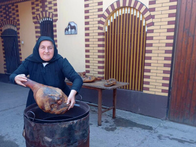 Kuhanje Uskrsne šunke u obitelji Živić iz Sikirevaca