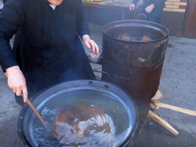 Kuhanje Uskrsne šunke u obitelji Živić iz Sikirevaca