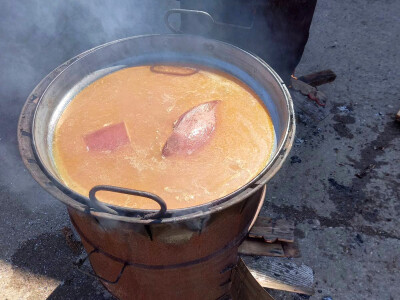 Kuhanje Uskrsne šunke u obitelji Živić iz Sikirevaca