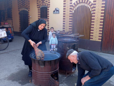 Kuhanje Uskrsne šunke u obitelji Živić iz Sikirevaca