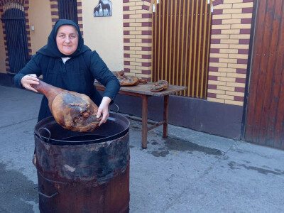 Kuhanje Uskrsne šunke u obitelji Živić iz Sikirevaca