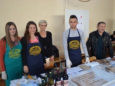 Kuhari na Danima jabuka Kuhari na Danima jabuka