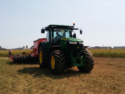 Sijačica KUHN Espro 6000 R i traktor John Deere 7230 R Sijačica KUHN Espro 6000 R i traktor John Deere 7230 R