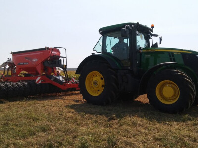 Sijačica KUHN Espro 6000 R i traktor John Deere 7230 R Sijačica KUHN Espro 6000 R i traktor John Deere 7230 R