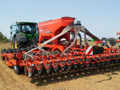 Sijačica KUHN Espro 6000 R i traktor John Deere 7230 R Sijačica KUHN Espro 6000 R i traktor John Deere 7230 R