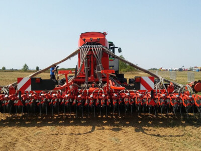 Sijačica KUHN Espro 6000 R i traktor John Deere 7230 R Sijačica KUHN Espro 6000 R i traktor John Deere 7230 R