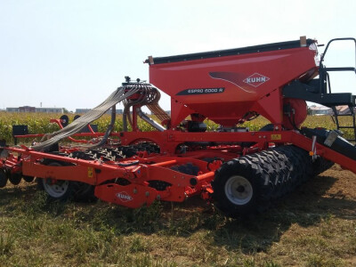 Sijačica KUHN Espro 6000 R i traktor John Deere 7230 R Sijačica KUHN Espro 6000 R i traktor John Deere 7230 R