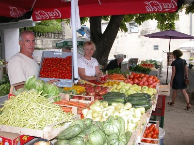 Kvalitetno, raznovrsno povrće i voće na jednoj od gradskih tržnica dalmatinskog zaobalja