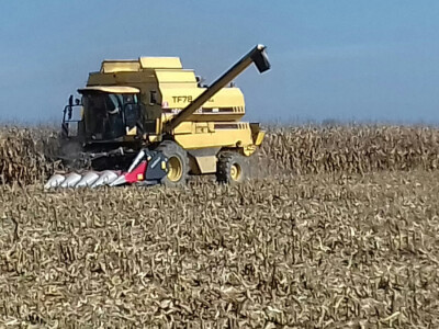 Po završetku obilaska polja, radnici su upalili kombajn...