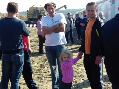 Tata, ne mogu odlučiti jel ljepši naš kukuruz doma ili ovaj tu?!