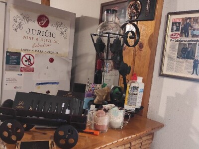 Lari Juričić, najmlađi je vinar Labinštine, ali prestižne nagrade ga ne mimoilaze Lari Juričić, najmlađi je vinar Labinštine, ali prestižne nagrade ga ne mimoilaze