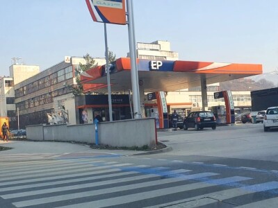 Lažna uzbuna digla vozače na noge - gorivo sipali i u bačve