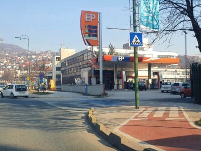 Lažna uzbuna digla vozače na noge - gorivo sipali i u bačve