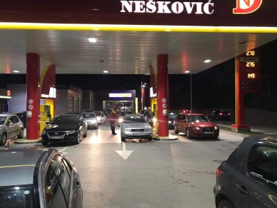 Lažna uzbuna digla vozače na noge - gorivo sipali i u bačve