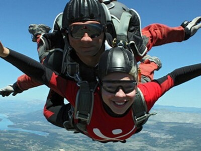 Letački tandem padobranke i padobranca ponad cetinskog krajobraza