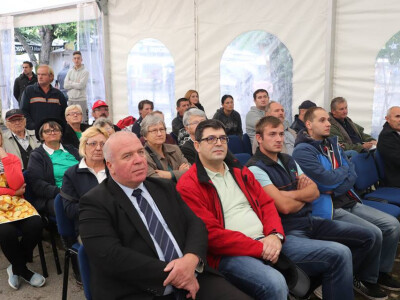 Pozorno slušaju predavanja stručnjaka i praktičara