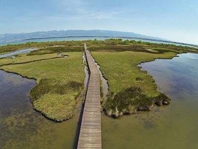 Područje s ljekovitim blatom nalazi se blizu pješćane plaže